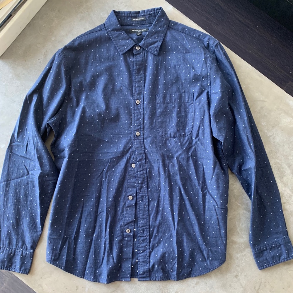 Banana Republic “Untucked Fit” button up shirt (L)